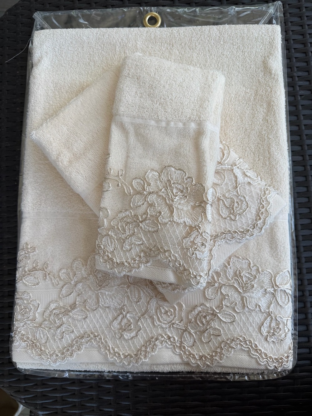 Popular Bath Rose Vine Bath 3 Piece Towel Set in Beige/Taupe (New)